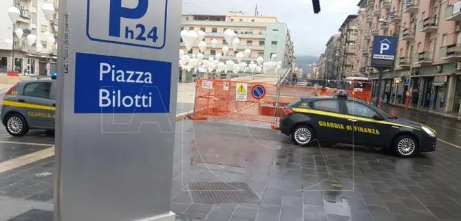 Cosenza, perquisizioni e sequestri al cantiere di Piazza Bilotti -Video