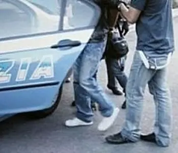 Trafficante di droga tenta di scappare, arrestato