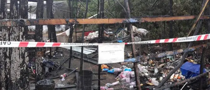 Incendio alla tendopoli di San Ferdinando: tre feriti. Uno è grave (VIDEO)