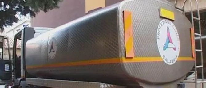 Catanzaro, autobotti della Protezione civile per far fronte alla carenza idrica