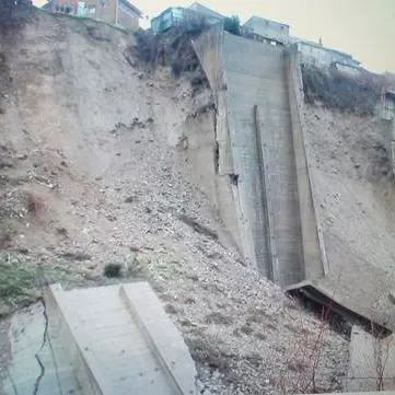 Longobucco, crolla la parete del torrente Macrocioli. Il sindaco: «Gravissimo pericolo»