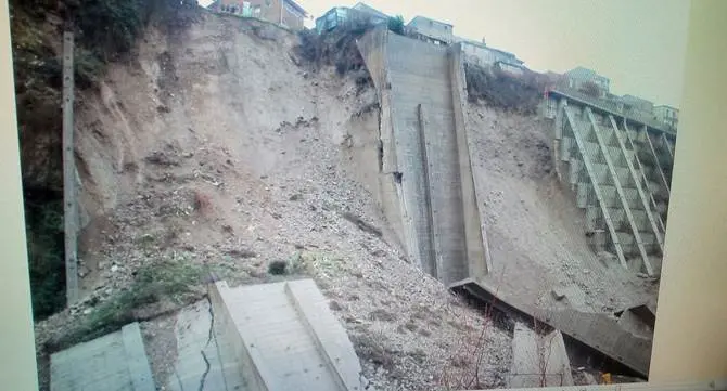 Longobucco, crolla la parete del torrente Macrocioli. Il sindaco: «Gravissimo pericolo»