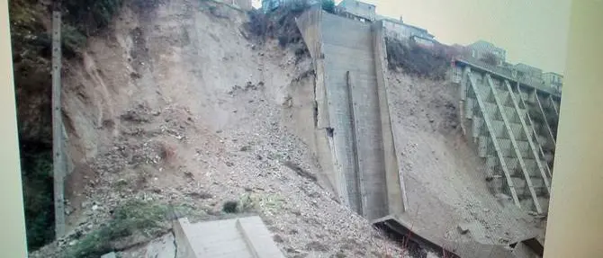 Longobucco, crolla la parete del torrente Macrocioli. Il sindaco: «Gravissimo pericolo»