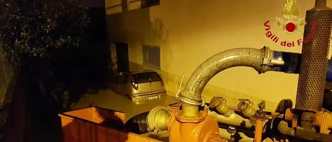 Straripa un torrente a Strongoli, soccorsi numerosi cittadini