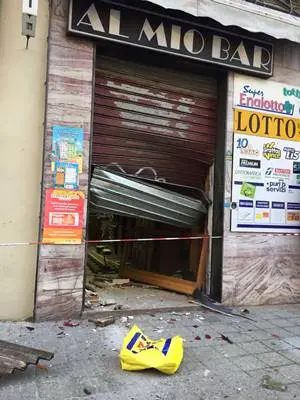 Rapina a Cosenza, sfondano la saracinesca di un bar con l’auto