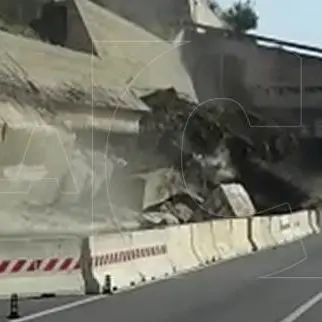 Muro di contenimento crolla sulla Statale 106 -VIDEO