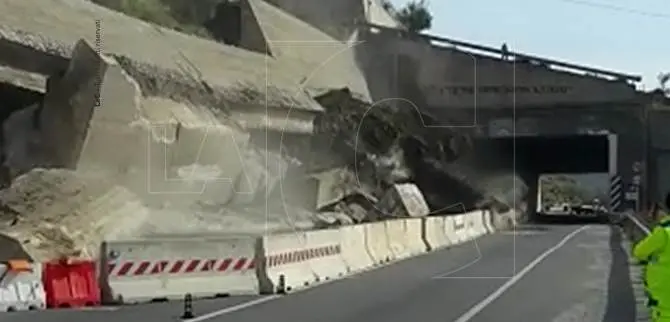 Muro di contenimento crolla sulla Statale 106 -VIDEO