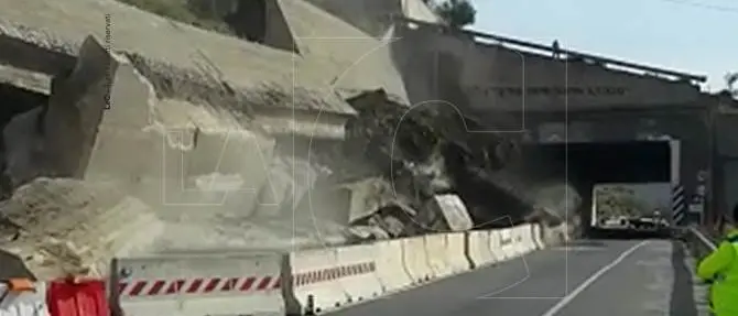 Muro di contenimento crolla sulla Statale 106 -VIDEO