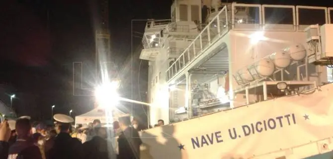 Porto di Vibo marina, giunti 612 migranti. Ci sono anche 97 minori