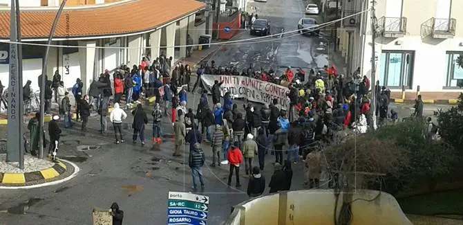 Ritardi nel rilascio dei documenti: scatta la protesta dei migranti a San Ferdinando