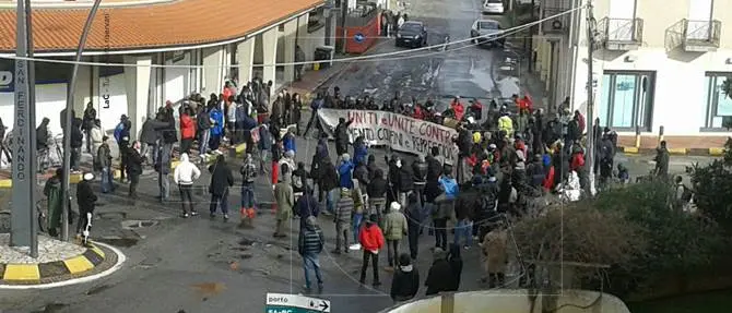 Ritardi nel rilascio dei documenti: scatta la protesta dei migranti a San Ferdinando
