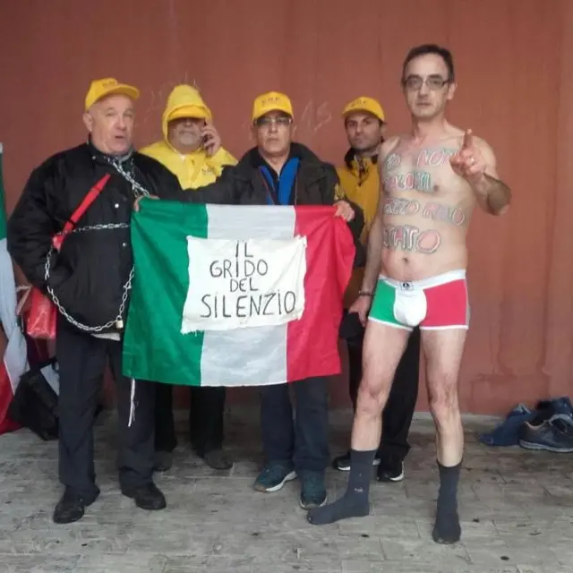 “Io non pago il pizzo allo Stato”, Mattarella accolto tra le proteste