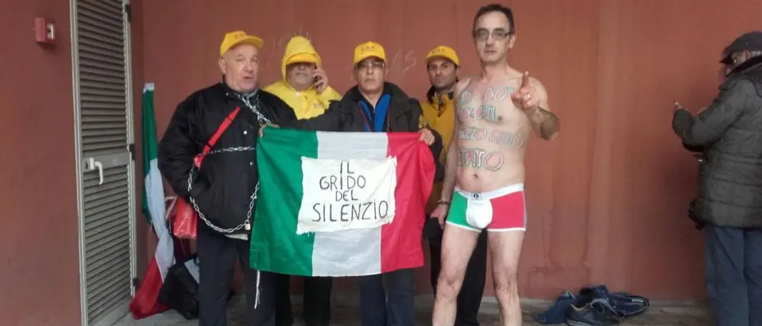 “Io non pago il pizzo allo Stato”, Mattarella accolto tra le proteste