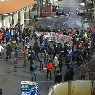 San Ferdinando, protesta dei migranti: ripristinata rete elettrica alla tendopoli