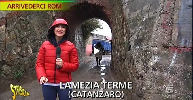 I riflettori di Striscia la notizia sul campo rom di Lamezia Terme