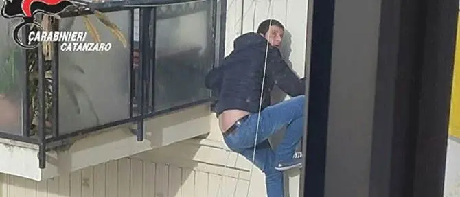 Beccato a fuggire dal balcone, arrestato ladro “seriale” nel Catanzarese