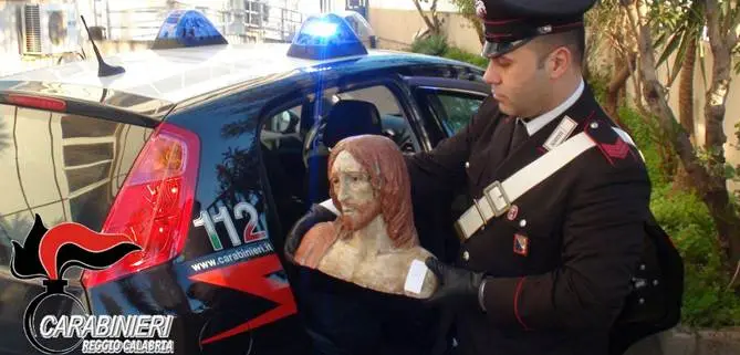 In casa con decine di opere d’arte trafugate: denunciato 64enne di Reggio Calabria