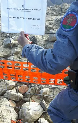 Discarica abusiva di rifiuti pericolosi in un area privata: quattro denunce a Reggio