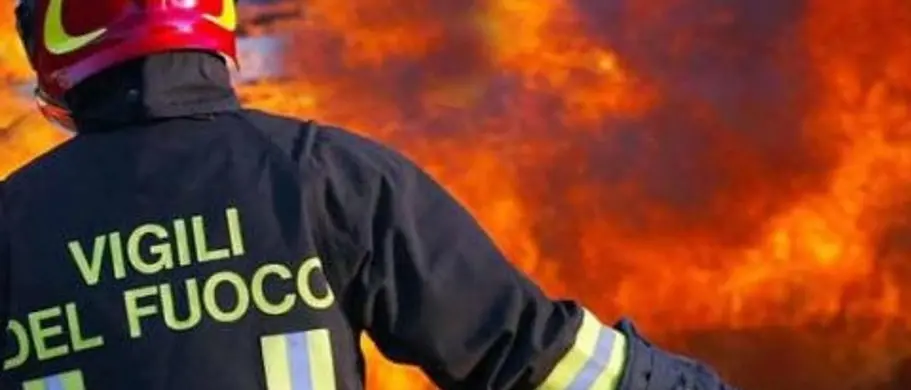 Incendio divampa in un’abitazione nel Catanzarese, sgomberata famiglia