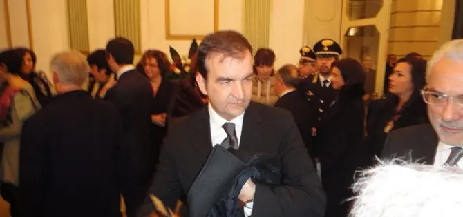 Cosenza, Occhiuto toglie i manifesti sessisti, l'azienda querela