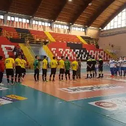 Contestano e strattonano l'arbitro, sospesa Corigliano-Paola di calcio a 5