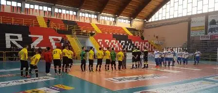 Contestano e strattonano l'arbitro, sospesa Corigliano-Paola di calcio a 5