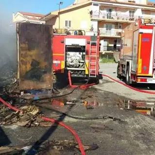 Davoli Marina: a fuoco un container