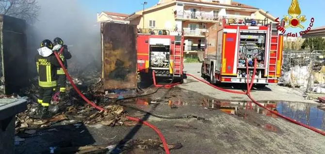 Davoli Marina: a fuoco un container