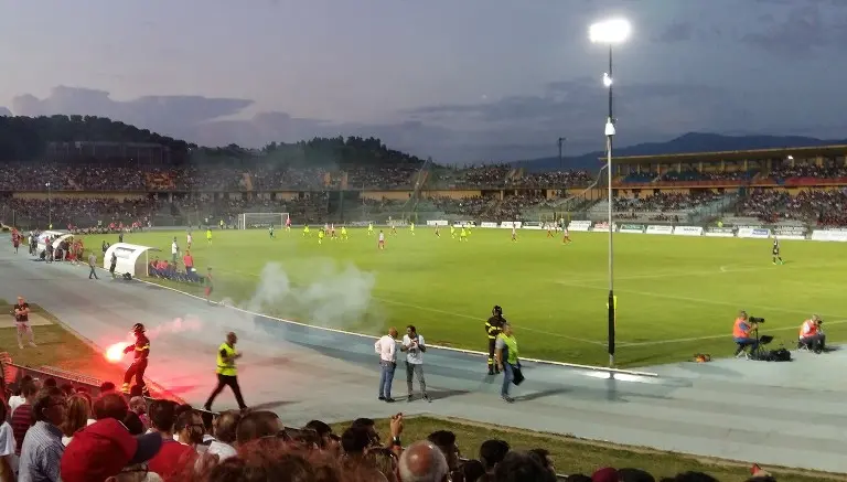 LEGA PRO | Cosenza-Reggina 2-2: un pari pirotecnico che non serve a nessuno