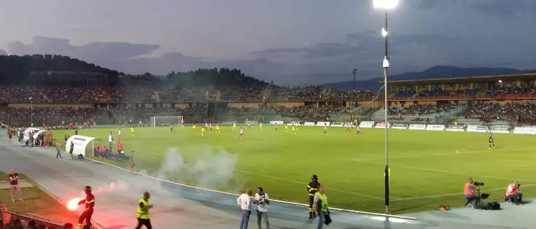 LEGA PRO | Cosenza-Reggina 2-2: un pari pirotecnico che non serve a nessuno