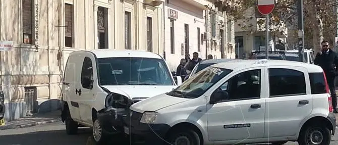 Rapina in pieno centro a Reggio. Assaltata auto di un istituto di vigilanza (VIDEO)