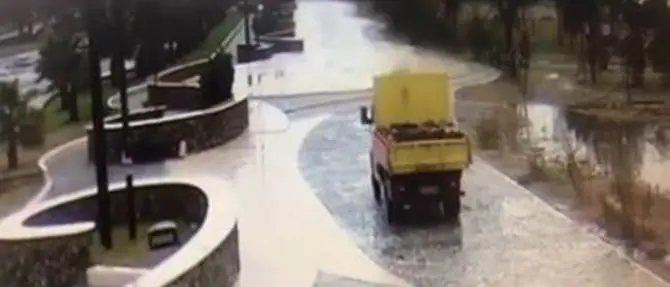 Catanzaro, attraversa il lungomare con il camion: l’autista chiede scusa