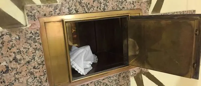 Rubate ostie in una chiesa di Isola Capo Rizzuto, il parroco: «Ipotesi satanismo»