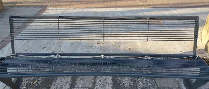 Cosenza: «Panchine di piazza Loreto nel degrado»