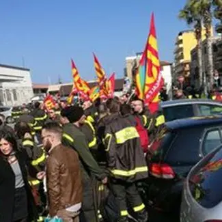 Villa San Giovanni: protesta dei lavoratori della mobilità in deroga e dei Vigili del fuoco