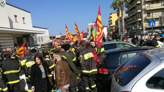 Lavoratori della mobilit\\u00E0 in deroga e dei Vigili del Fuoco, stanno occupando da questa mattina Villa San Giovanni, con blocco dei traghetti e disagi. , ANSA