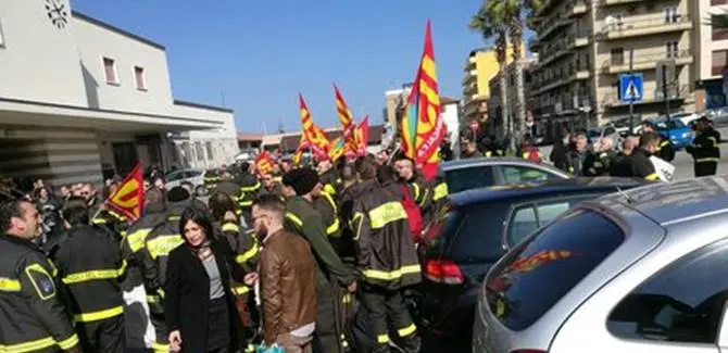 Villa San Giovanni: protesta dei lavoratori della mobilità in deroga e dei Vigili del fuoco