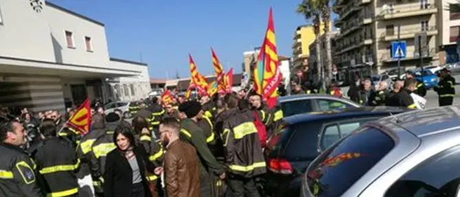 Villa San Giovanni: protesta dei lavoratori della mobilità in deroga e dei Vigili del fuoco