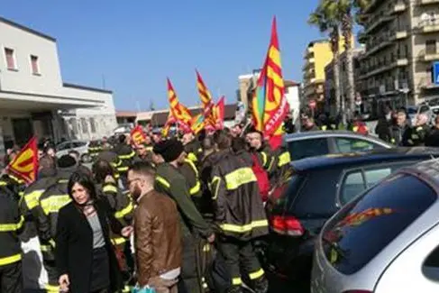 Lavoratori della mobilit\\u00E0 in deroga e dei Vigili del Fuoco, stanno occupando da questa mattina Villa San Giovanni, con blocco dei traghetti e disagi. , ANSA