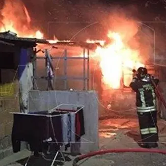 Cosenza, incendio nel campo rom: sfiorata la tragedia