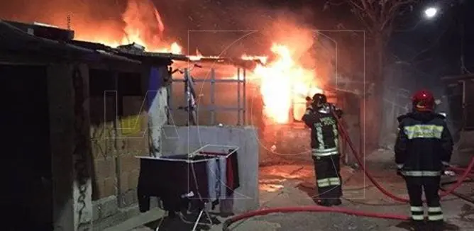 Cosenza, incendio nel campo rom: sfiorata la tragedia