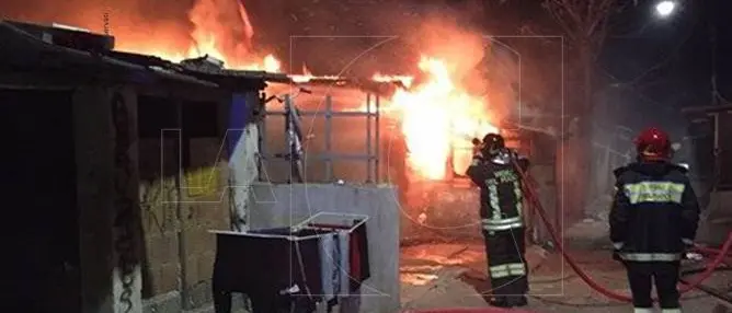 Cosenza, incendio nel campo rom: sfiorata la tragedia