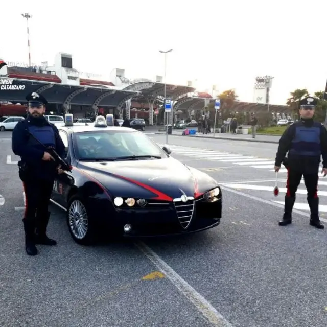 Lamezia, infrange il vetro di un'auto e porta via la borsa: arrestato un 25enne