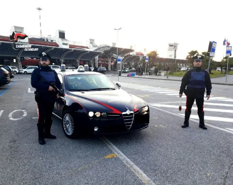 Lamezia, infrange il vetro di un'auto e porta via la borsa: arrestato un 25enne