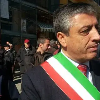 Intimidazione al sindaco di Cassano, danneggiata la lapide della tomba del padre