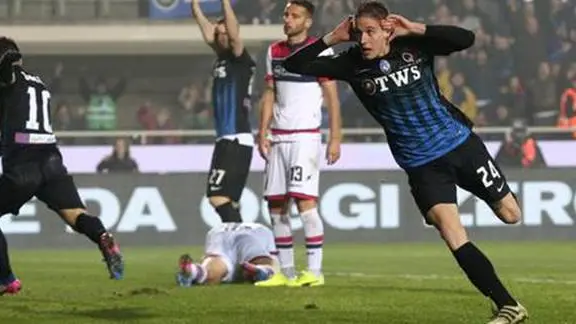 Atalanta\\'s Andrea Conti scores the goal of the 1-0 during the Italian Serie A soccer match between Atalanta Calcio and Crotone Calcio at Stadium \\'Atleti Azzurri d\\'Italia\\' in Bergamo, 18 February 2017. ANSA/ MAGNI , ANSA