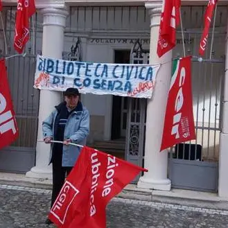 I dipendenti della Biblioteca civica di Cosenza incrociano le braccia