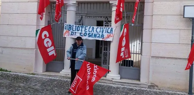 I dipendenti della Biblioteca civica di Cosenza incrociano le braccia