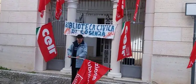 I dipendenti della Biblioteca civica di Cosenza incrociano le braccia