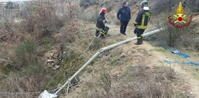 Cade palo in cemento, muore operaio nel Crotonese